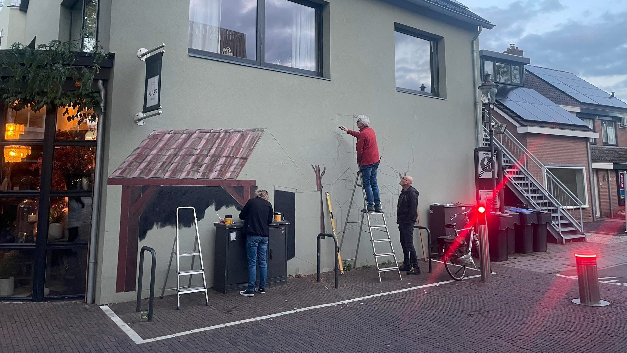 Foto: Nunspeet krijgt meer kleur: Muurschildering vertelt historie van het centrum